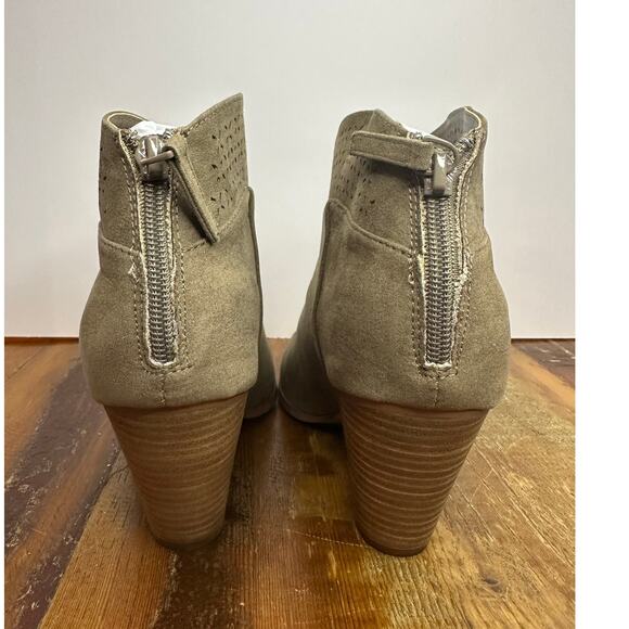 Violet and Red Women's Jackson Laser Cut Faux Suede Ankle Boots Green Sz 9 NWOB - Picture 5 of 9